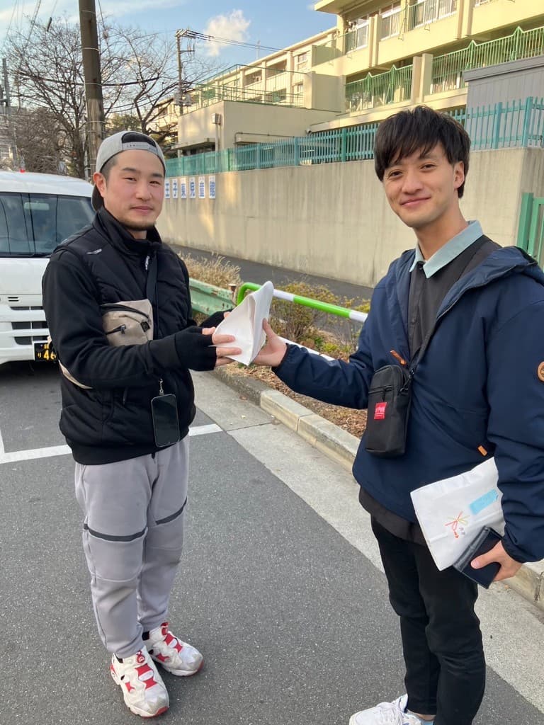 配送先近くで誕生日プレゼントを渡す様子