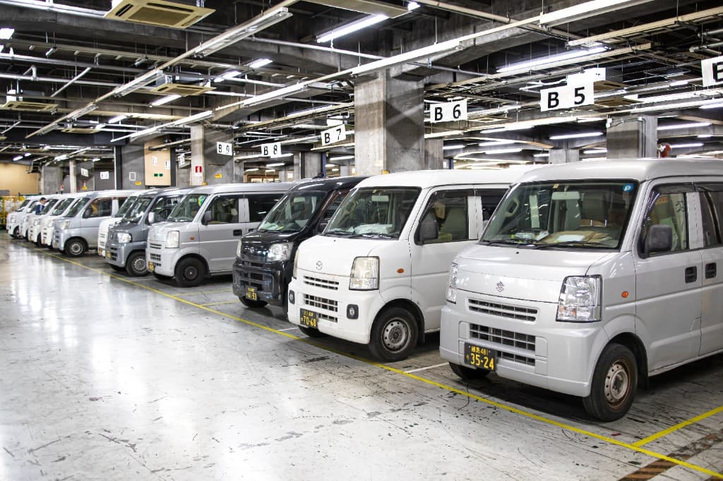 物流拠点に整列する自社の軽貨物車両