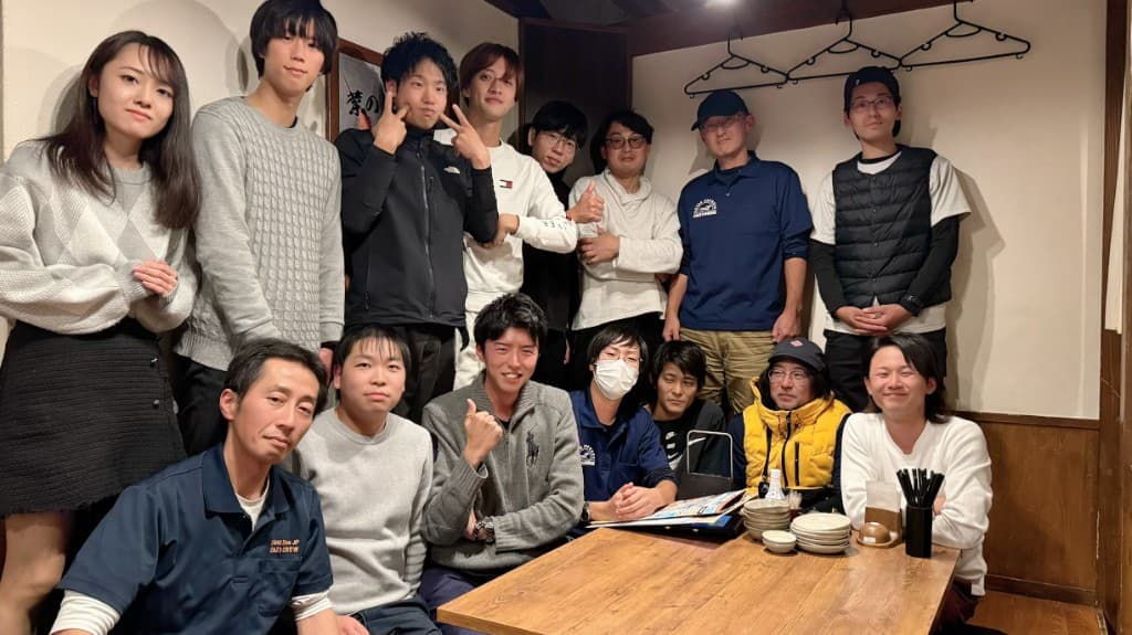 さまざまな年代のスタッフが集まる様子